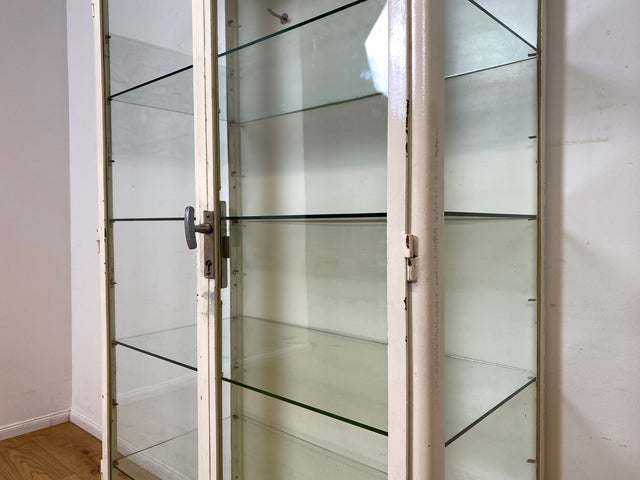 WMK I Stilvoller weißer 40er Jahre Medizinschrank aus Eisen und Glas I Vitrine Schrank Apotheker Arzt Highboard Spind Display Kabinett Industrial Design Vintage Mid-Century Berlin Bochum Hamburg