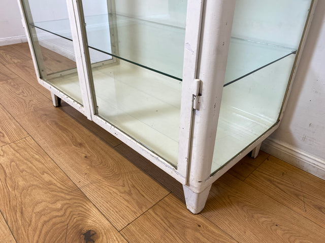 WMK I Stilvoller weißer 40er Jahre Medizinschrank aus Eisen und Glas I Vitrine Schrank Apotheker Arzt Highboard Spind Display Kabinett Industrial Design Vintage Mid-Century Berlin Bochum Hamburg