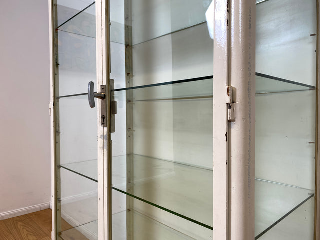 WMK I Stilvoller weißer 40er Jahre Medizinschrank aus Eisen und Glas I Vitrine Schrank Apotheker Arzt Highboard Spind Display Kabinett Industrial Design Vintage Mid-Century Berlin Bochum Hamburg