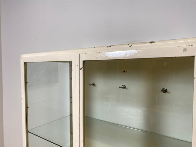 WMK I Stilvoller weißer 40er Jahre Medizinschrank aus Eisen und Glas I Vitrine Schrank Apotheker Arzt Highboard Spind Display Kabinett Industrial Design Vintage Mid-Century Berlin Bochum Hamburg
