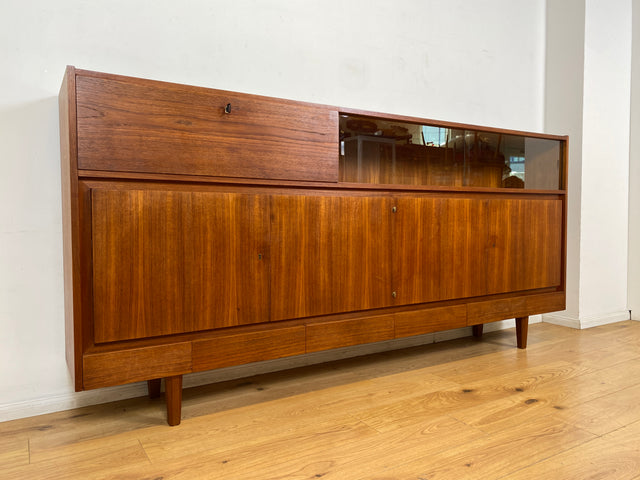 WMK I Hochwertiges Mid-Century Highboard im skandinavischem Stil in Teakholz mit Vitrine & Bar I Schrank Sideboard Wohnzimmerschrank Kommode Anrichte Teak 50er 60er Danish Design Berlin Hamburg Köln
