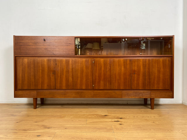 WMK I Hochwertiges Mid-Century Highboard im skandinavischem Stil in Teakholz mit Vitrine & Bar