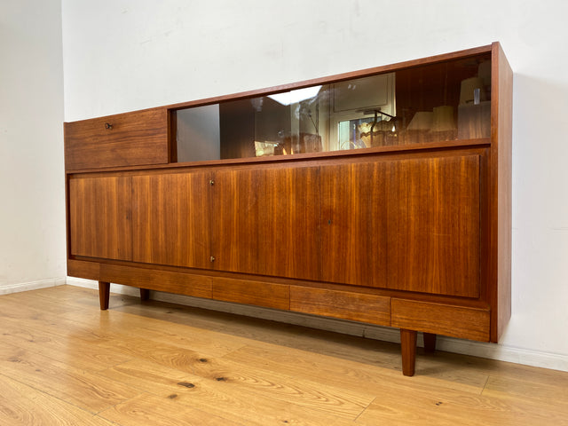 WMK I Hochwertiges Mid-Century Highboard im skandinavischem Stil in Teakholz mit Vitrine & Bar