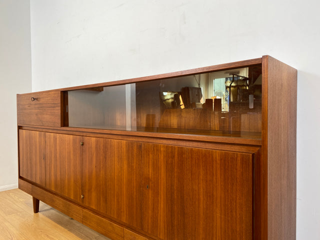 WMK I Hochwertiges Mid-Century Highboard im skandinavischem Stil in Teakholz mit Vitrine & Bar