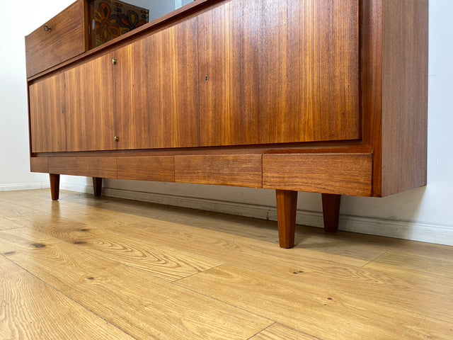 WMK I Hochwertiges Mid-Century Highboard im skandinavischem Stil in Teakholz mit Vitrine & Bar
