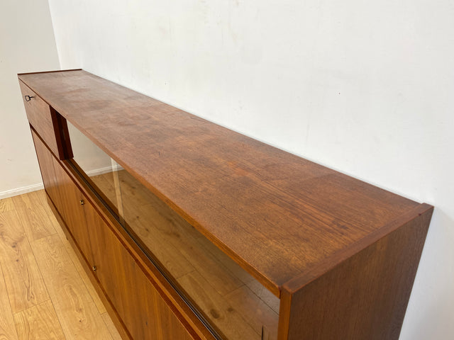 WMK I Hochwertiges Mid-Century Highboard im skandinavischem Stil in Teakholz mit Vitrine & Bar