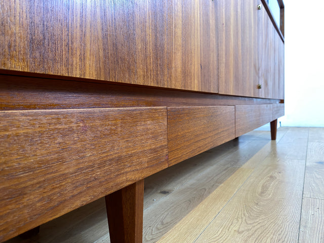 WMK I Hochwertiges Mid-Century Highboard im skandinavischem Stil in Teakholz mit Vitrine & Bar
