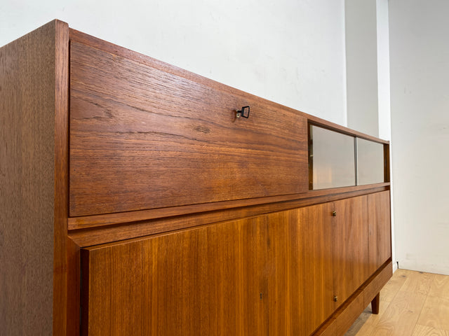 WMK I Hochwertiges Mid-Century Highboard im skandinavischem Stil in Teakholz mit Vitrine & Bar