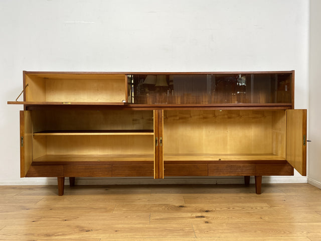 WMK I Hochwertiges Mid-Century Highboard im skandinavischem Stil in Teakholz mit Vitrine & Bar