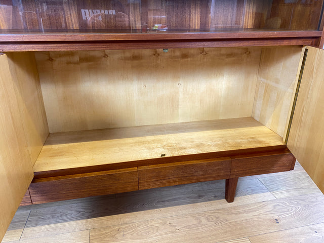 WMK I Hochwertiges Mid-Century Highboard im skandinavischem Stil in Teakholz mit Vitrine & Bar