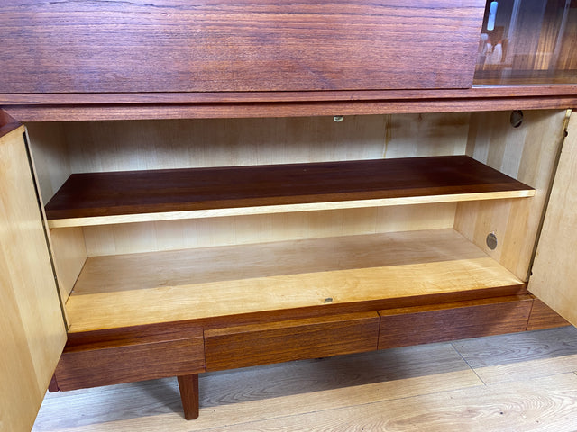 WMK I Hochwertiges Mid-Century Highboard im skandinavischem Stil in Teakholz mit Vitrine & Bar