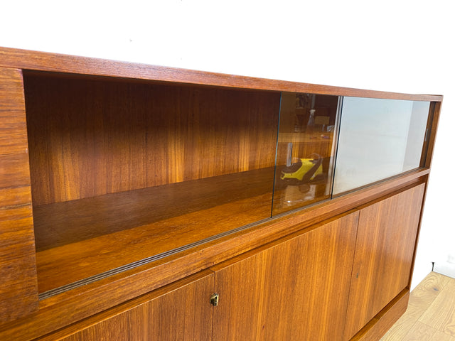 WMK I Hochwertiges Mid-Century Highboard im skandinavischem Stil in Teakholz mit Vitrine & Bar
