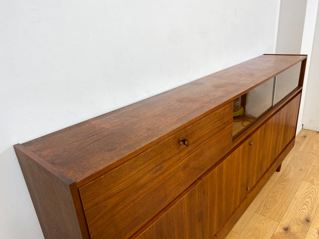 WMK I Hochwertiges Mid-Century Highboard im skandinavischem Stil in Teakholz mit Vitrine & Bar