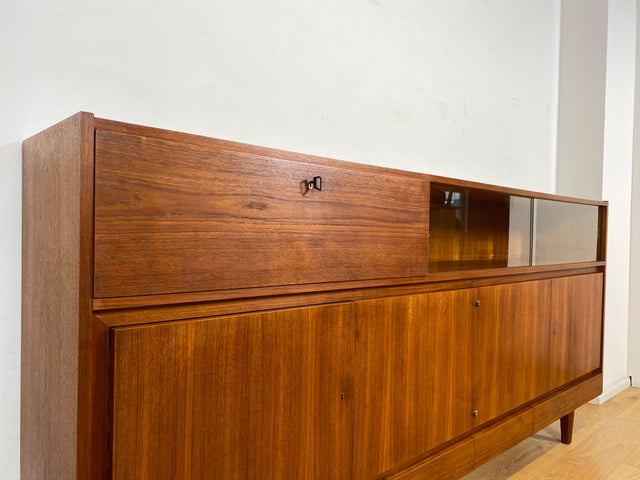 WMK I Hochwertiges Mid-Century Highboard im skandinavischem Stil in Teakholz mit Vitrine & Bar