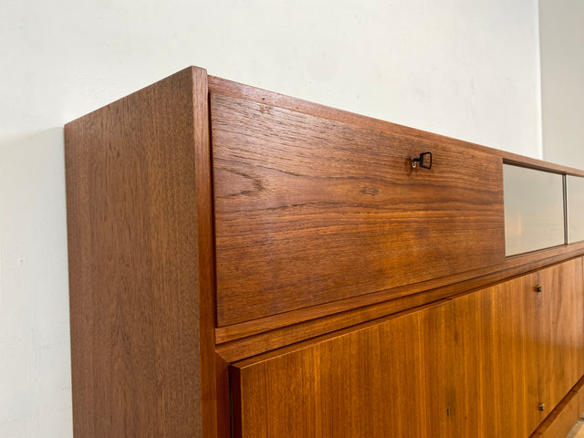 WMK I Hochwertiges Mid-Century Highboard im skandinavischem Stil in Teakholz mit Vitrine & Bar
