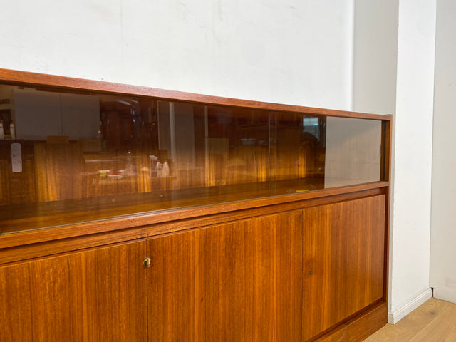 WMK I Hochwertiges Mid-Century Highboard im skandinavischem Stil in Teakholz mit Vitrine & Bar