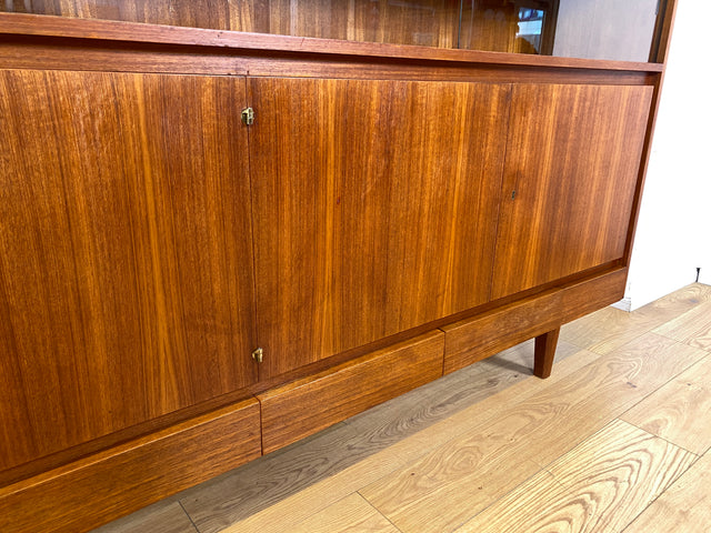 WMK I Hochwertiges Mid-Century Highboard im skandinavischem Stil in Teakholz mit Vitrine & Bar