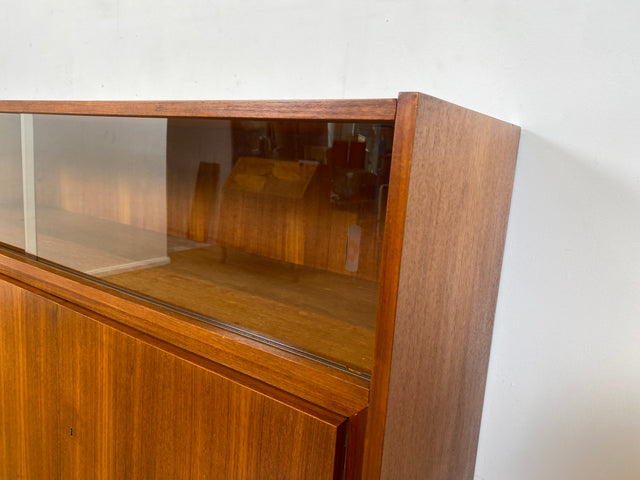 WMK I Hochwertiges Mid-Century Highboard im skandinavischem Stil in Teakholz mit Vitrine & Bar