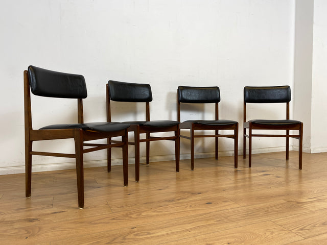 WMK # Set aus 4 sehr gut erhaltenen skandinavischen Mid-Century Esszimmerstühlen aus edlem Teak mit schwarzem Kunstleder Bezug # Stühle Küchenstühle Lederstühle Danish Design Vintage 60er Teak