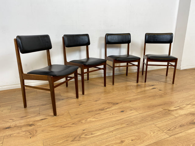 WMK # Set aus 4 sehr gut erhaltenen skandinavischen Mid-Century Esszimmerstühlen aus edlem Teak mit schwarzem Kunstleder Bezug # Stühle Küchenstühle Lederstühle Danish Design Vintage 60er Teak
