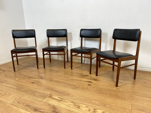 WMK # Set aus 4 sehr gut erhaltenen skandinavischen Mid-Century Esszimmerstühlen aus edlem Teak mit schwarzem Kunstleder Bezug # Stühle Küchenstühle Lederstühle Danish Design Vintage 60er Teak