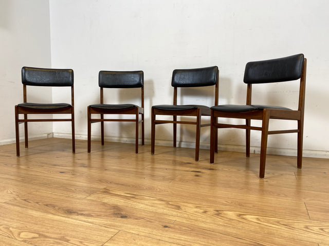 WMK # Set aus 4 sehr gut erhaltenen skandinavischen Mid-Century Esszimmerstühlen aus edlem Teak mit schwarzem Kunstleder Bezug # Stühle Küchenstühle Lederstühle Danish Design Vintage 60er Teak