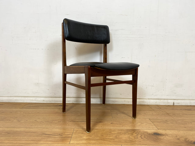WMK # Set aus 4 sehr gut erhaltenen skandinavischen Mid-Century Esszimmerstühlen aus edlem Teak mit schwarzem Kunstleder Bezug # Stühle Küchenstühle Lederstühle Danish Design Vintage 60er Teak