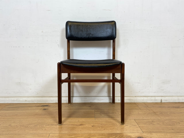 WMK # Set aus 4 sehr gut erhaltenen skandinavischen Mid-Century Esszimmerstühlen aus edlem Teak mit schwarzem Kunstleder Bezug # Stühle Küchenstühle Lederstühle Danish Design Vintage 60er Teak