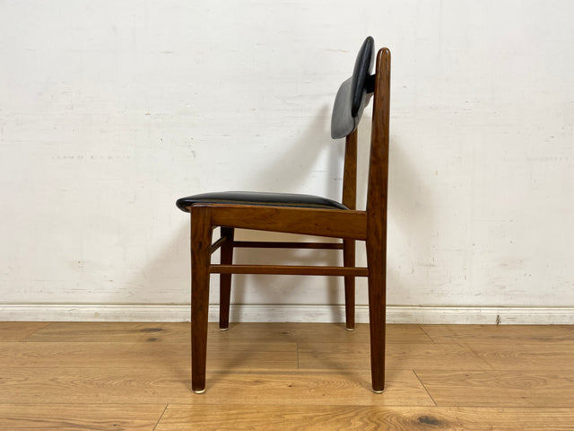 WMK # Set aus 4 sehr gut erhaltenen skandinavischen Mid-Century Esszimmerstühlen aus edlem Teak mit schwarzem Kunstleder Bezug # Stühle Küchenstühle Lederstühle Danish Design Vintage 60er Teak