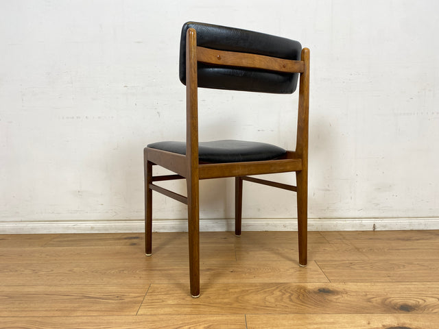 WMK # Set aus 4 sehr gut erhaltenen skandinavischen Mid-Century Esszimmerstühlen aus edlem Teak mit schwarzem Kunstleder Bezug # Stühle Küchenstühle Lederstühle Danish Design Vintage 60er Teak