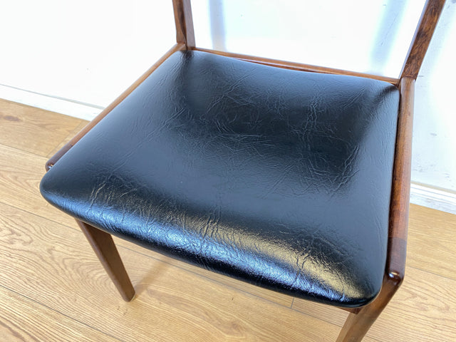 WMK # Set aus 4 sehr gut erhaltenen skandinavischen Mid-Century Esszimmerstühlen aus edlem Teak mit schwarzem Kunstleder Bezug # Stühle Küchenstühle Lederstühle Danish Design Vintage 60er Teak