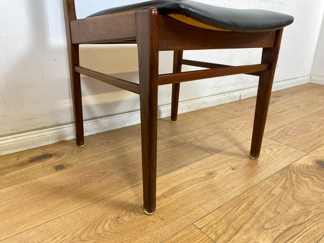 WMK # Set aus 4 sehr gut erhaltenen skandinavischen Mid-Century Esszimmerstühlen aus edlem Teak mit schwarzem Kunstleder Bezug # Stühle Küchenstühle Lederstühle Danish Design Vintage 60er Teak
