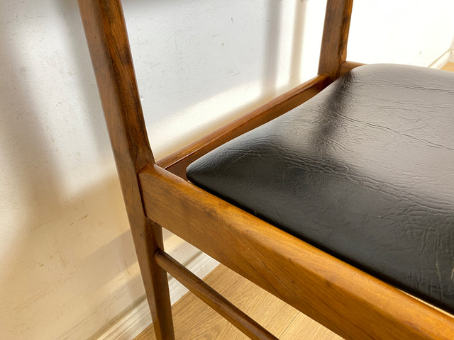 WMK # Set aus 4 sehr gut erhaltenen skandinavischen Mid-Century Esszimmerstühlen aus edlem Teak mit schwarzem Kunstleder Bezug # Stühle Küchenstühle Lederstühle Danish Design Vintage 60er Teak