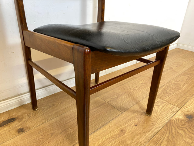WMK # Set aus 4 sehr gut erhaltenen skandinavischen Mid-Century Esszimmerstühlen aus edlem Teak mit schwarzem Kunstleder Bezug # Stühle Küchenstühle Lederstühle Danish Design Vintage 60er Teak