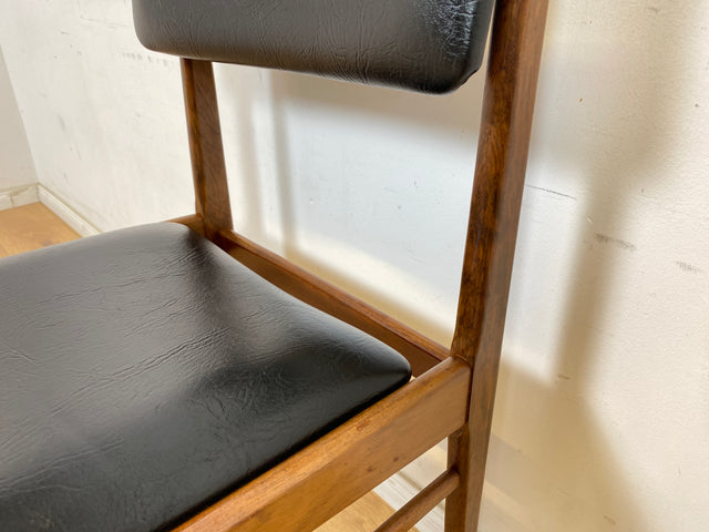 WMK # Set aus 4 sehr gut erhaltenen skandinavischen Mid-Century Esszimmerstühlen aus edlem Teak mit schwarzem Kunstleder Bezug # Stühle Küchenstühle Lederstühle Danish Design Vintage 60er Teak