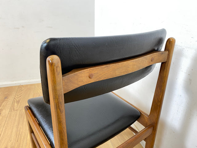 WMK # Set aus 4 sehr gut erhaltenen skandinavischen Mid-Century Esszimmerstühlen aus edlem Teak mit schwarzem Kunstleder Bezug # Stühle Küchenstühle Lederstühle Danish Design Vintage 60er Teak