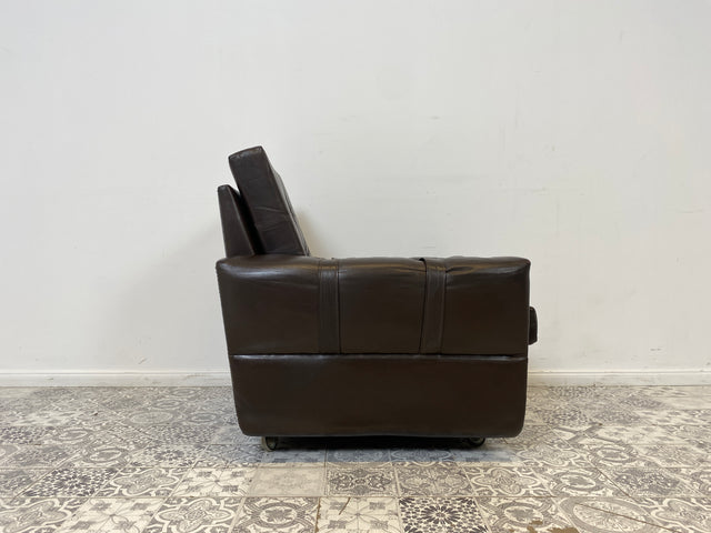 WMK # Hochwertiger und sehr gut erhaltener Mid-Century Sessel mit gestepptem braunem Echtlederbezug # Clubsessel Ledersessel Stuhl Sitzgarnitur Sitzgruppe Sofa Leder Vintage Retro