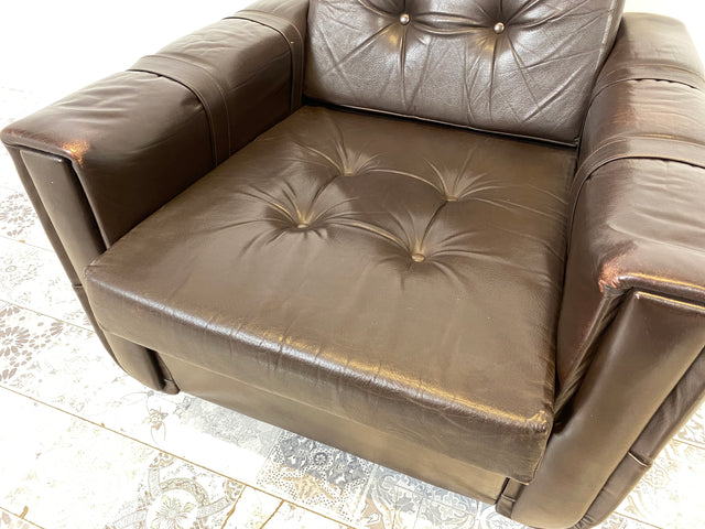 WMK # Hochwertiger und sehr gut erhaltener Mid-Century Sessel mit gestepptem braunem Echtlederbezug # Clubsessel Ledersessel Stuhl Sitzgarnitur Sitzgruppe Sofa Leder Vintage Retro