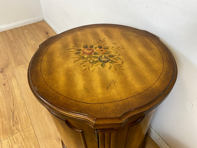 WMK # Zauberhafte kleine runde Stilmöbel Kommode hübsch handverziert und handbemalt mit tollen Blumen Motiven # Beistelltisch Nachtisch Nachtschrank Nachtkommode Schränkchen Ablage Säule Vintage
