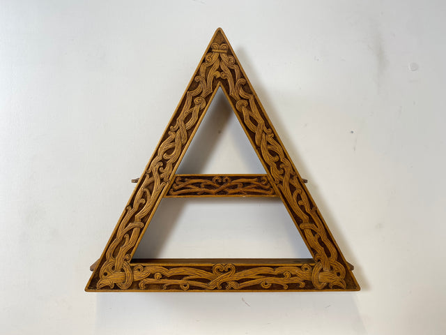 WMK Rares und gut erhaltenes Dänisches Volkskunst Amager Wandregal aus Holz, handgemacht & handgeschnitzt mit Nordischen Runen # Holzregal Regal Küchenregal Gewürzregal Wanddeko Dreiecksregal Vintage