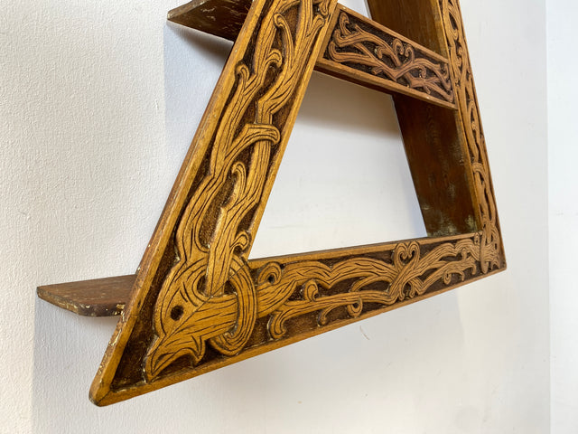 WMK Rares und gut erhaltenes Dänisches Volkskunst Amager Wandregal aus Holz, handgemacht & handgeschnitzt mit Nordischen Runen # Holzregal Regal Küchenregal Gewürzregal Wanddeko Dreiecksregal Vintage