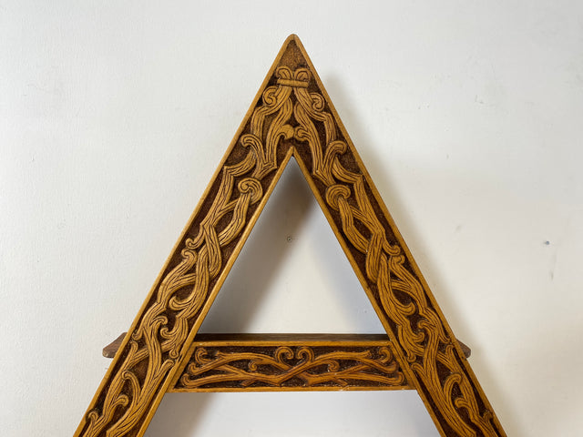 WMK Rares und gut erhaltenes Dänisches Volkskunst Amager Wandregal aus Holz, handgemacht & handgeschnitzt mit Nordischen Runen # Holzregal Regal Küchenregal Gewürzregal Wanddeko Dreiecksregal Vintage