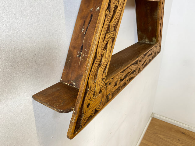 WMK Rares und gut erhaltenes Dänisches Volkskunst Amager Wandregal aus Holz, handgemacht & handgeschnitzt mit Nordischen Runen # Holzregal Regal Küchenregal Gewürzregal Wanddeko Dreiecksregal Vintage