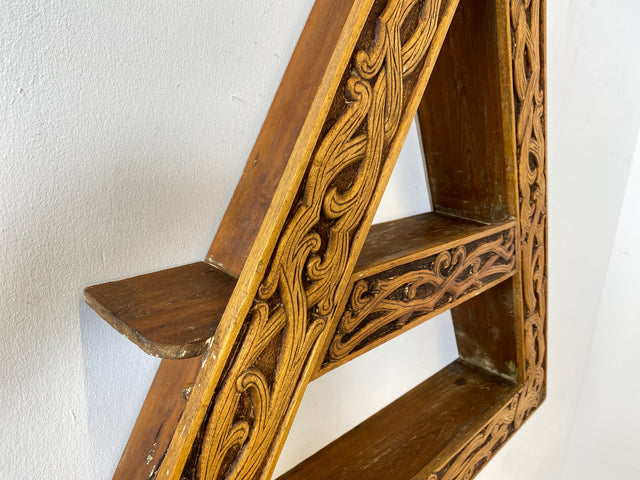 WMK Rares und gut erhaltenes Dänisches Volkskunst Amager Wandregal aus Holz, handgemacht & handgeschnitzt mit Nordischen Runen # Holzregal Regal Küchenregal Gewürzregal Wanddeko Dreiecksregal Vintage