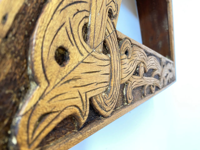 WMK Rares und gut erhaltenes Dänisches Volkskunst Amager Wandregal aus Holz, handgemacht & handgeschnitzt mit Nordischen Runen # Holzregal Regal Küchenregal Gewürzregal Wanddeko Dreiecksregal Vintage