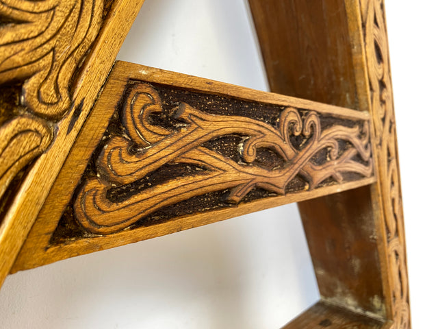 WMK Rares und gut erhaltenes Dänisches Volkskunst Amager Wandregal aus Holz, handgemacht & handgeschnitzt mit Nordischen Runen # Holzregal Regal Küchenregal Gewürzregal Wanddeko Dreiecksregal Vintage