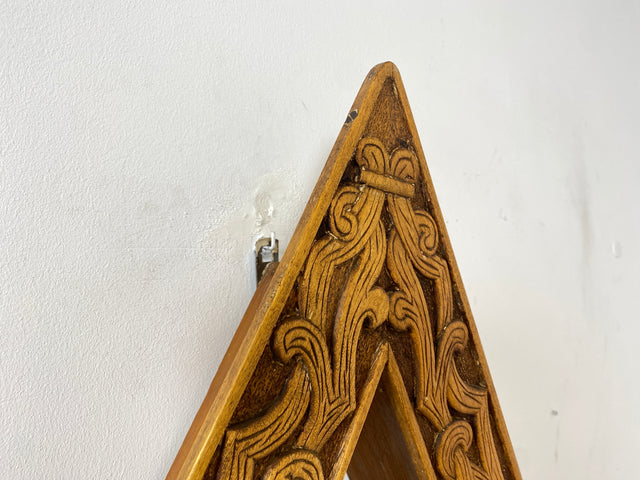 WMK Rares und gut erhaltenes Dänisches Volkskunst Amager Wandregal aus Holz, handgemacht & handgeschnitzt mit Nordischen Runen # Holzregal Regal Küchenregal Gewürzregal Wanddeko Dreiecksregal Vintage