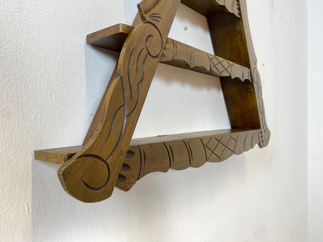 WMK Schönes und gut erhaltenes Dänisches Volkskunst Amager Wandregal aus Holz, handgemacht & handgeschnitzt # Holzregal Regal Küchenregal Gewürzregal Wanddeko Dreiecksregal Vintage # Versand möglich
