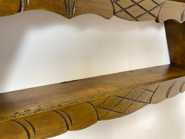 WMK Schönes und gut erhaltenes Dänisches Volkskunst Amager Wandregal aus Holz, handgemacht & handgeschnitzt # Holzregal Regal Küchenregal Gewürzregal Wanddeko Dreiecksregal Vintage # Versand möglich