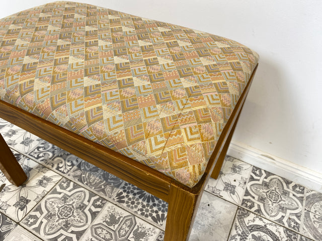 WMK 1/2 Sehr hübscher, stabiler und gut erhaltener skandinavischer Sitzhocker mit interessantem Bezug # Hocker Schemel Taburett Fußhocker Sitz Bank Vintage # Versand möglich